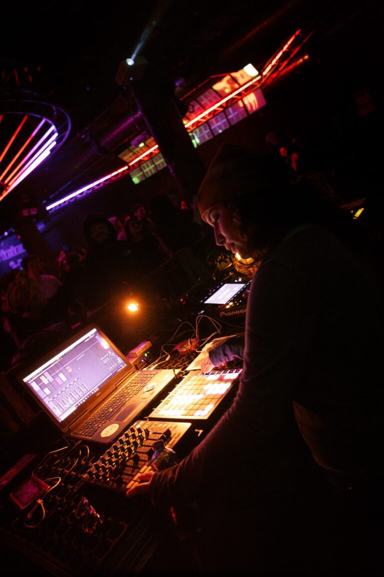 Cheatkode takeover : Deviation Abyssale + Alice Anyway + Narvalitox + $TAKI$ - Rocking Chair Vevey